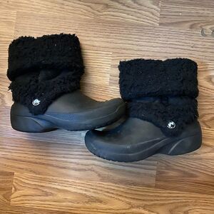 Girls Black Crocs Fuzzy Rain Boots: Size 4